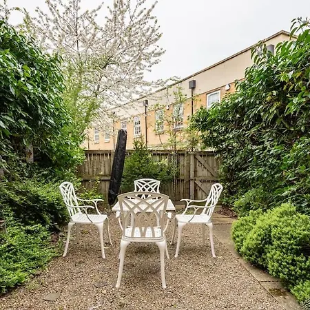 Spacious Stylish House,R/Way Museum,Parking,Garden-3